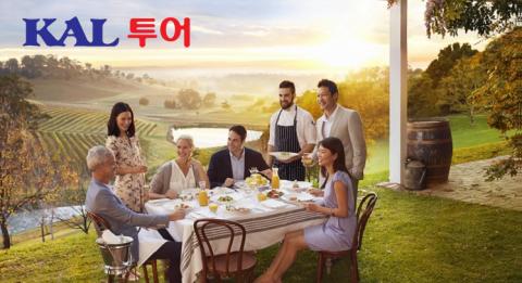 상품예약하기 Friends dining in the vineyards at Bistro Molines, Hunter Valley