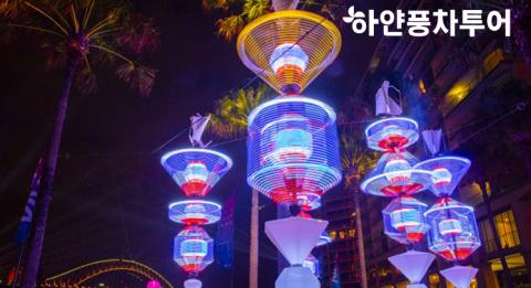 비비드 시드니 아름다운 조명 조각품이 연결되어 반짝이는 쌓기 장난감이 되는 장면