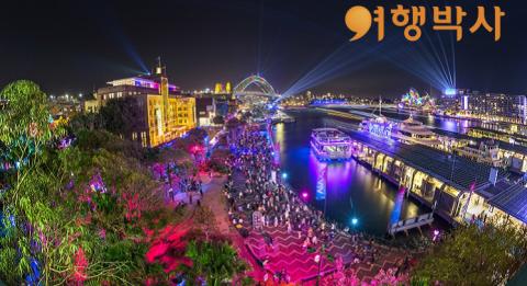 비비드 시드니 시드니 하버 앞 해변가를 따라 비비드 시드니(Vivid Sydney) 2018 페스티벌을 즐기는 군중들