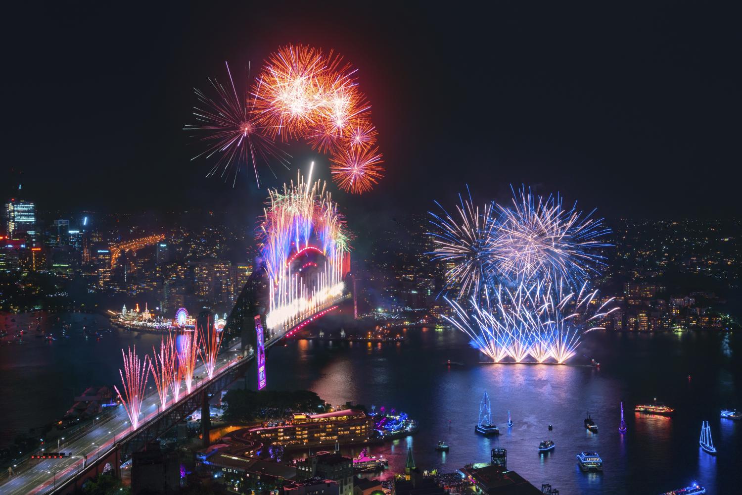 화려한 자정 불꽃 놀이 시드니 하버 새해의 시작을 축하하기 위해 2020