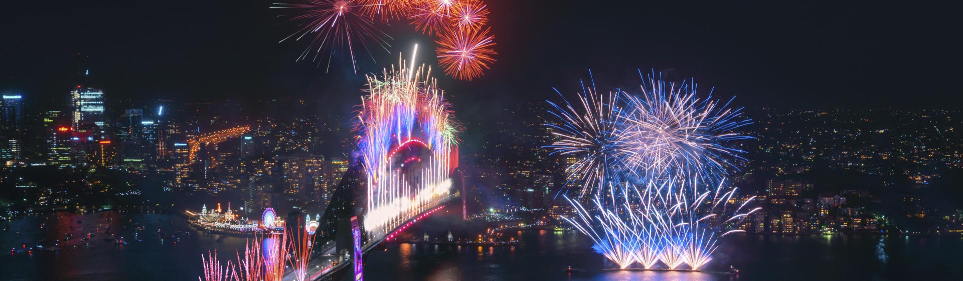화려한 자정 불꽃 놀이 시드니 하버 새해의 시작을 축하하기 위해 2020 , 시드니