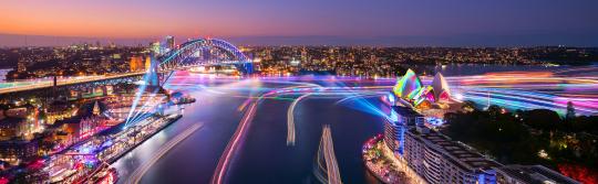 시드니 하버, 비비드 시드니(Vivid Sydney) 시드니 하버, 비비드 시드니(Vivid Sydney)를 가로질러 가는 선박에서 본 하버 라이츠(Harbour Lights) 조명구조물