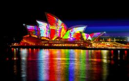시드니 오페라 하우스, 비비드 시드니(Vivid Sydney) 비비드 시드니(Vivid Sydney) 2018 기간 동안 시드니 오페라 하우스를 비추는 기하학적인 조명. 예술가: 조너선 자와다(Jonathan Zawada)