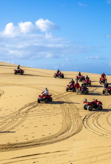 즐기는 소그룹 호주 원주민 Sand Dune Adventures와 함께하는 4륜 오토바이 문화 투어, 포트 스티븐스(Port Stephens)